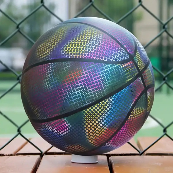 Деца играат со светлосна кошаркарска топка